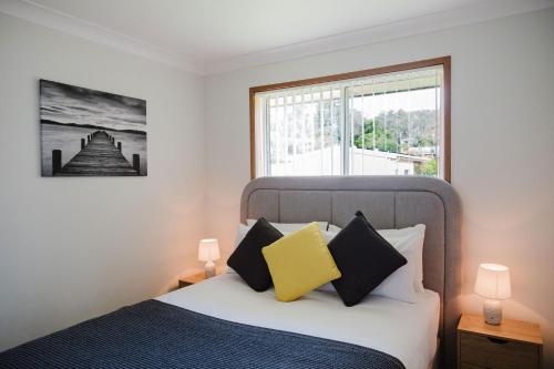 - une chambre avec un lit doté d'oreillers jaunes et noirs dans l'établissement Paradise Lake, à Yatte Yattah