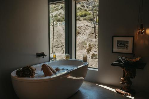 Φωτογραφία από το άλμπουμ του Heaven's View By The Cohost Company σε Pioneertown