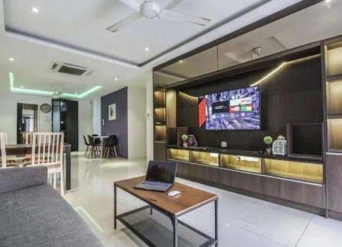 吉隆坡Taragon Puteri Bintang KLCC View Studio Apartment的带沙发和笔记本电脑桌的客厅