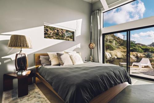 Ένα ή περισσότερα κρεβάτια σε δωμάτιο στο Heaven's View By The Cohost Company