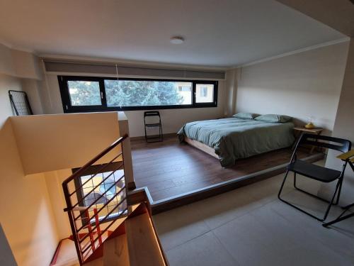 Postel nebo postele na pokoji v ubytování Cozy studio in the heart of Ioannina city