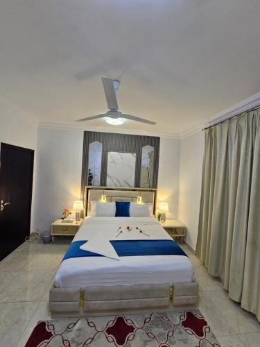 Ένα ή περισσότερα κρεβάτια σε δωμάτιο στο الحي التجاري نسائم صلاله للأجنحة والشقق الفاخرة Nassayem Salalah Hotel Apartments & Suites Downtown