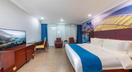 une chambre d'hôtel avec un lit et une télévision à écran plat dans l'établissement Kui Chong Holiday Hotel, à Tongshi