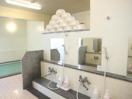 uma casa de banho com dois lavatórios e duas torneiras em Nature Miraikan em Gimbaru