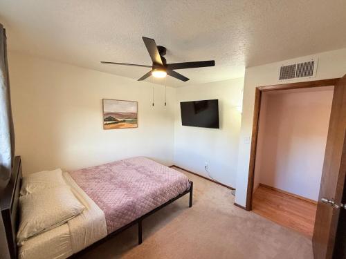 Postel nebo postele na pokoji v ubytování Free Chick-Fil-A & Starbucks! Cliffside Hideaway!