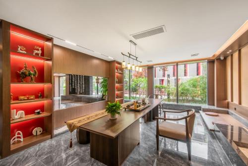 a dining room with a long table and chairs at Xi'an Jinshengdi Hotel, Datang Everbright City, Big Wild Goose Pagoda Branch in Xi'an