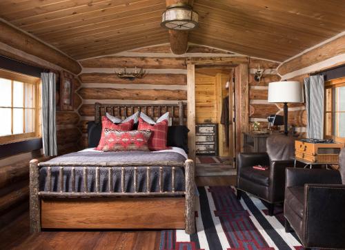 Un ou plusieurs lits dans un hébergement de l'établissement Lone Mountain Ranch