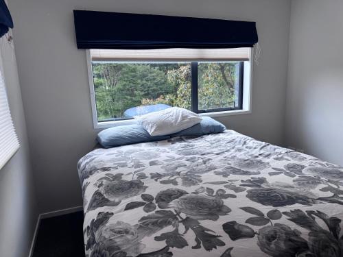 Ένα ή περισσότερα κρεβάτια σε δωμάτιο στο Sunny Shores, Serene Spaces in this Whangamatā retreat