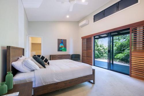 Ένα ή περισσότερα κρεβάτια σε δωμάτιο στο Flinders Haven Poolside Escape by the Beach