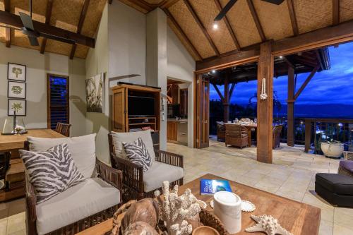 Posezení v ubytování Far Pavilions Villa A, Luxe 2-BR Hillside Escape