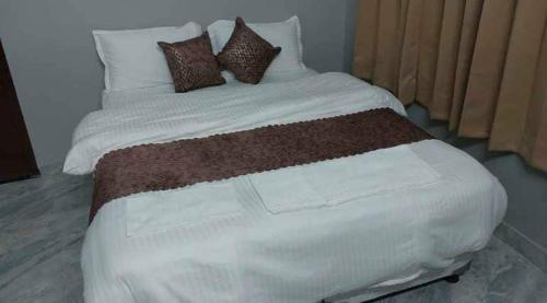 En eller flere senge i et værelse på Hotel O Sai Dham Ayodhya