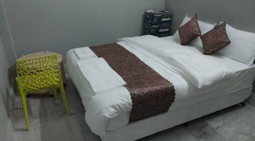 En eller flere senge i et værelse på Hotel O Sai Dham Ayodhya