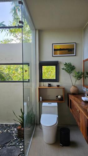 Koupelna v ubytování InnerZen Riverside homestay Ben Tre 1 bedroom for 1-2 guests, 2 bedrooms for 3-4 guests