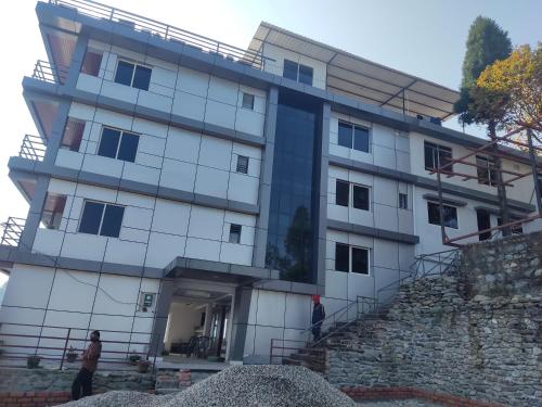 Dharān BāzārVista Luxurious Resort and Funpark的石墙顶部的建筑