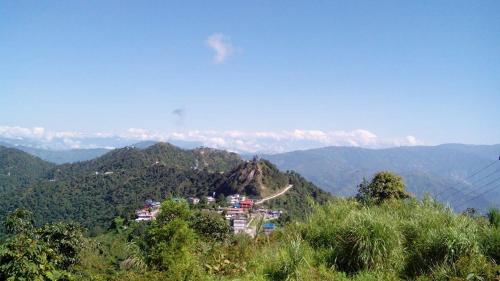 Dharān BāzārVista Luxurious Resort and Funpark的山上的小镇