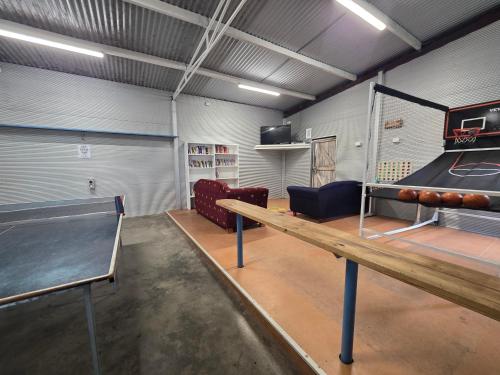 a ping pong room with a ping pong table and a ping pong at Molloy Holiday Park in Kudardup