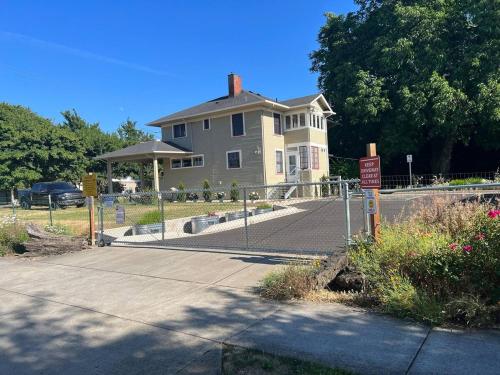 Φωτογραφία από το άλμπουμ του 5BR Gated Parking Historic Home σε Eugene