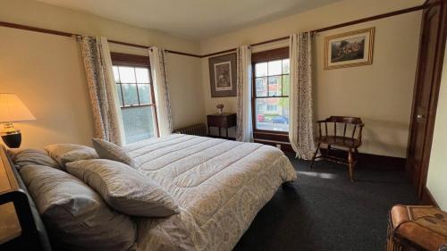 Φωτογραφία από το άλμπουμ του 5BR Gated Parking Historic Home σε Eugene