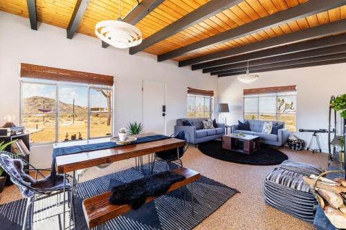 Φωτογραφία από το άλμπουμ του 2 Epic Houses, 10 Acres, Views σε Yucca Valley