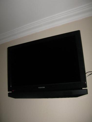 Hotel Kinabalu في كوتا كينابالو: تلفزيون بشاشة مسطحة معلق على الحائط