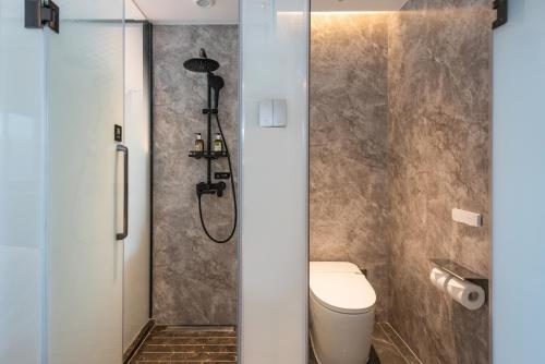 ein Badezimmer mit Toilette und Dusche in der Unterkunft Yasfield Hotel, Beijing Tuanjiehu Hujialou Subway Station Branch in Peking