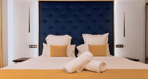 Postel nebo postele na pokoji v ubytování Hanza Tower SUNNY 22 SPA & Pool & Sauna & Jacuzzi