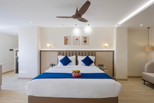 une chambre avec un grand lit avec des oreillers bleus dans l'établissement Sunrise A Boutique Hotel, Kondapur - Gachibowli, à Kondapur