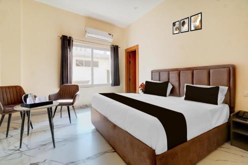 Postel nebo postele na pokoji v ubytování Super Townhouse Oak Army Aviation Base Jhansi