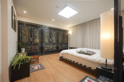 Ένα ή περισσότερα κρεβάτια σε δωμάτιο στο 광안606 Gwangang-ri 2 minutes from Exit 1 of Gwangang Station Gwangang Bridge Haeundae Christmas