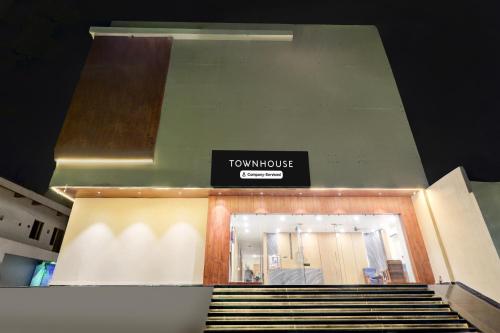 ジャースィにあるSuper Townhouse Oak Army Aviation Base Jhansiの古墳の店舗の正面玄関の眺め