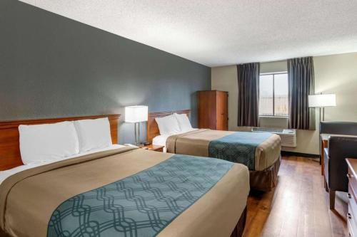 Postel nebo postele na pokoji v ubytování Econo Lodge Longmont East