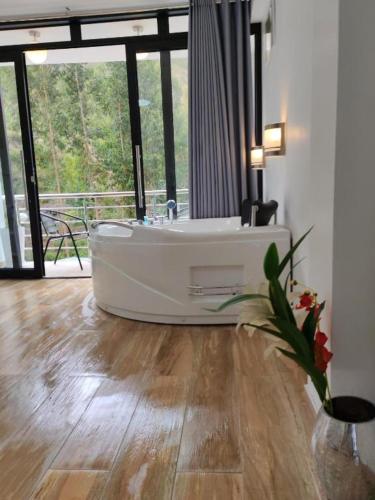 a bath tub in a room with a large window at Xaxa Lodge in Tarma