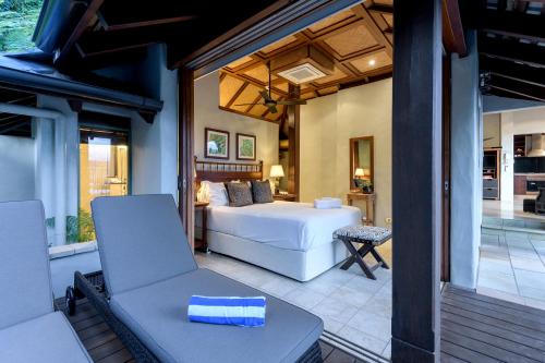 Postel nebo postele na pokoji v ubytování Far Pavilions Villa A, Luxe 2-BR Hillside Escape