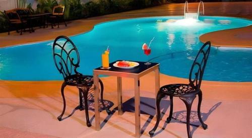 Bazén v ubytování V-One Hotel Korat nebo v jeho okolí