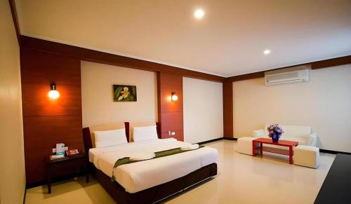 a hotel room with two beds and a table at Kaew Samui Resort in Ban Tha Phet Noi