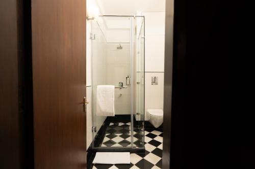 新德里Broadway An Alivaa Collection Hotel的浴室配有马桶和玻璃淋浴房