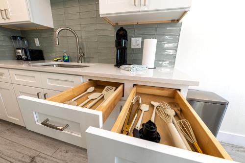 Una cocina o cocineta en Sun, Sand, Coastal Haven 1