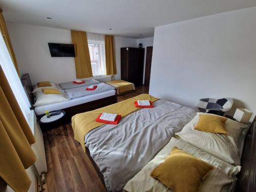 Habitación pequeña con 2 camas y sofá en Villa Rustica, en Bešeňová