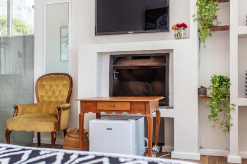 TV a/nebo společenská místnost v ubytování Far Horizons Camps Bay