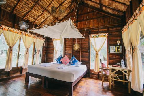Ένα ή περισσότερα κρεβάτια σε δωμάτιο στο The Moken Eco Village - SHA plus