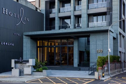 a hotel in front of a building at Hotel In in Pingzhen