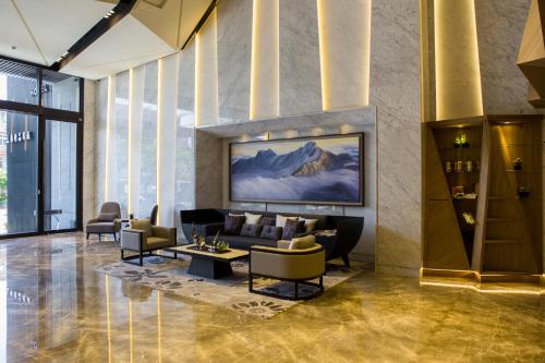 a lobby with a couch and a table and chairs at Hotel In in Pingzhen