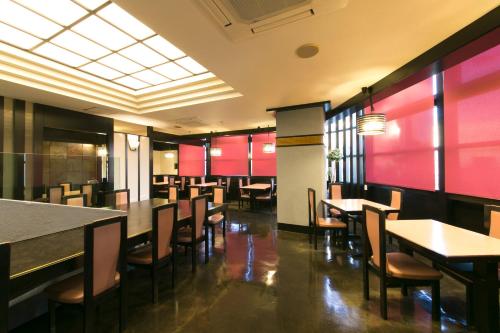 Reštaurácia alebo iné gastronomické zariadenie v ubytovaní Ise City Hotel