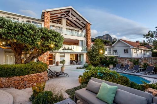 Bazén v ubytování Far Horizons Camps Bay nebo v jeho okolí