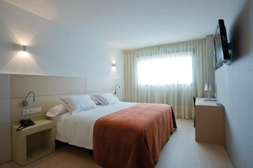 Postel nebo postele na pokoji v ubytování Sercotel Hola Tafalla