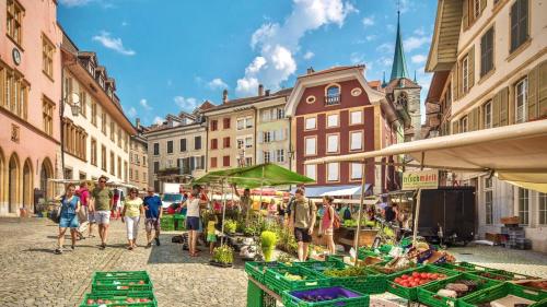 Επισκέπτες που μένουν στο Chalet with Heated Swim Spa, 3BR, Free Parking, Easy Access - Close to Biel & Bern