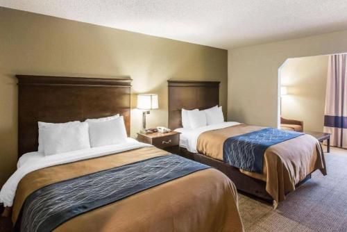 ein Hotelzimmer mit zwei Betten und zwei Lampen in der Unterkunft Comfort Suites Cookeville in Cookeville