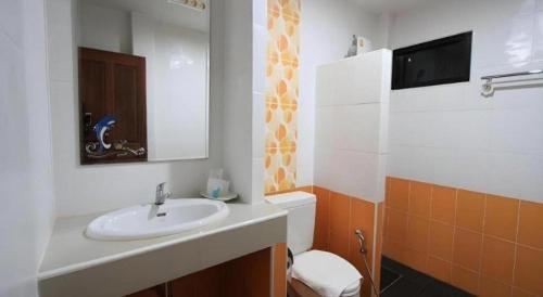 Ένα μπάνιο στο Phakawan Hotel