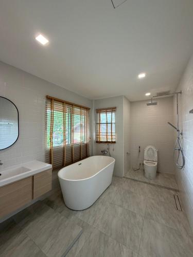 Ένα μπάνιο στο Cozy Siray Phuket 3-Floor Seaview Family Home