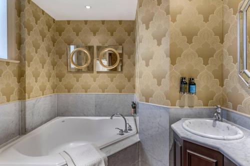 O baie la The Fort Garry Hotel, Spa and Conference Centre, an Ascend Collection Hotel